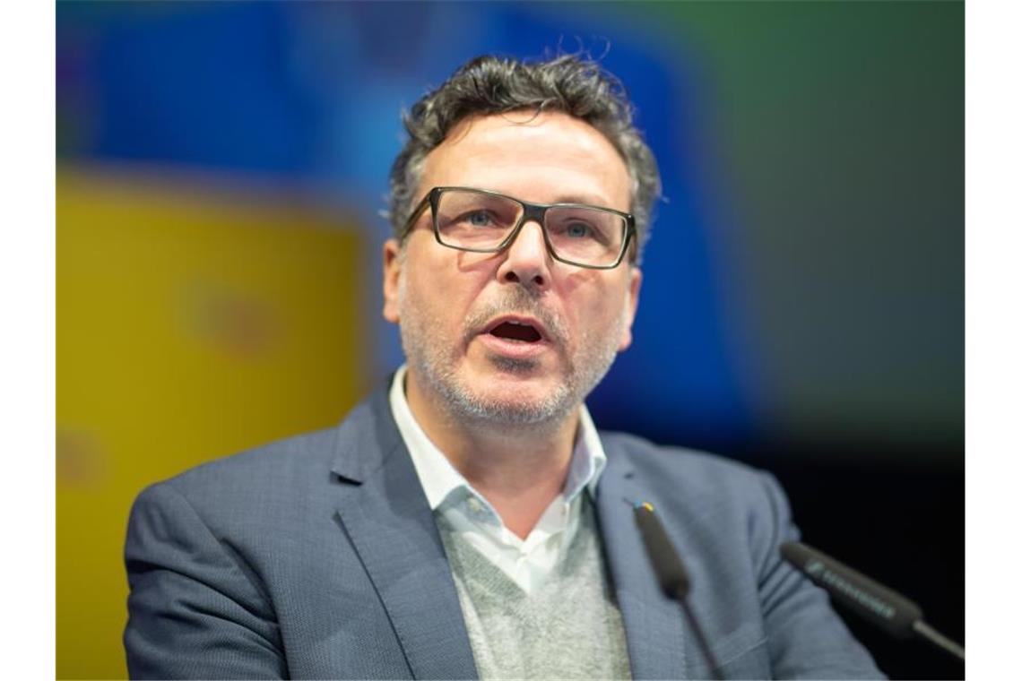 „Was für Arsch...“ - FDP-Kandidat verärgert Klimaaktivisten Der Stuttgarter FDP-Landtagswahlkandidat Thilo Scholpp spricht bei einem Landesparteitag der FDP Baden-Württemberg. Foto: Sebastian Gollnow/dpa/Archivbild