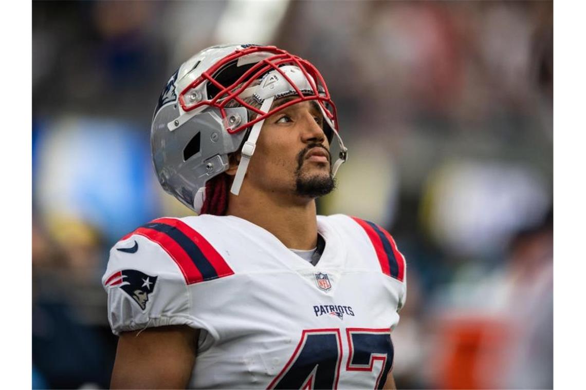 Der Stuttgarter Jakob Johnson von den New England Patriots steht an der Seitenlinie. Foto: Maximilian Haupt/dpa/Archiv