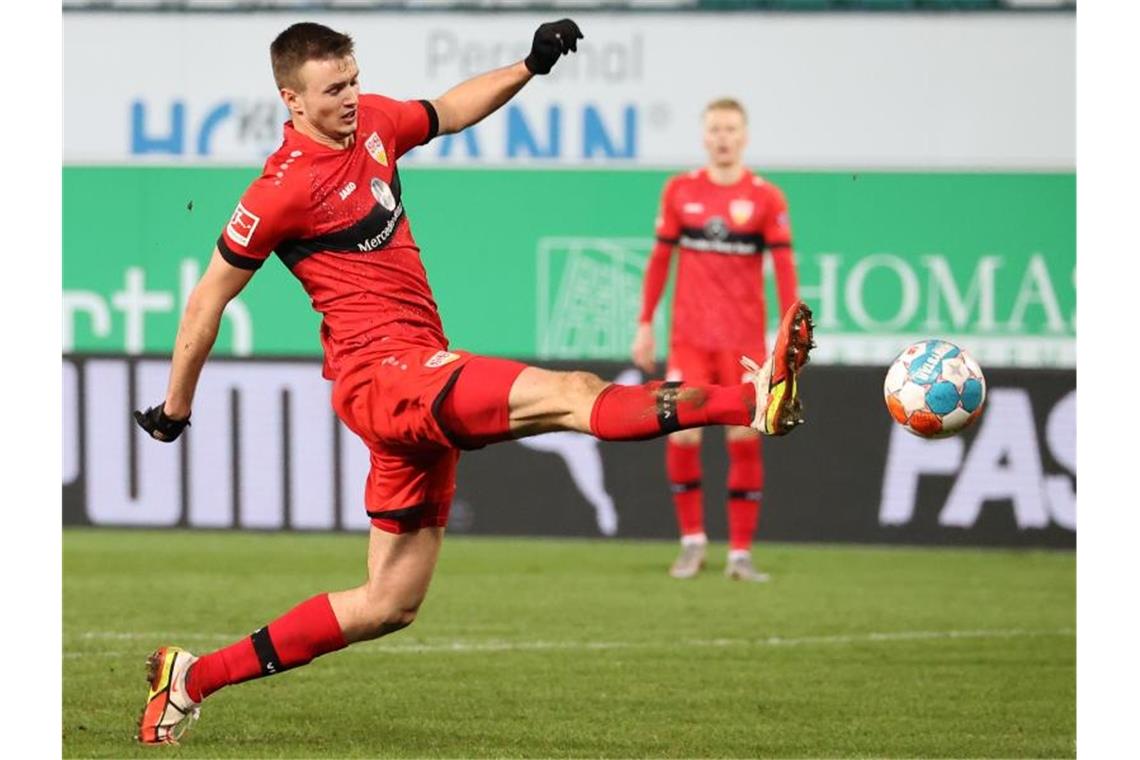 Der Stuttgarter Sasa Kalajdzic erreicht den Ball nicht mehr. Foto: Daniel Karmann/dpa