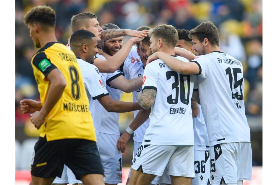 Pauli weiterhin Tabellenführer - Sandhausen schlägt Dresden Der SV Sandhausen setzte sich in Dresden durch. Foto: Robert Michael/dpa-Zentralbild/dpa
