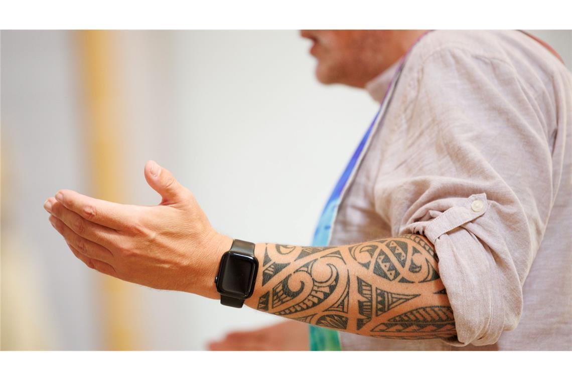 Der tätowierte Seelsorger Frank Kribber beim Tattoo-Gottesdienst in der Johanniskirche.