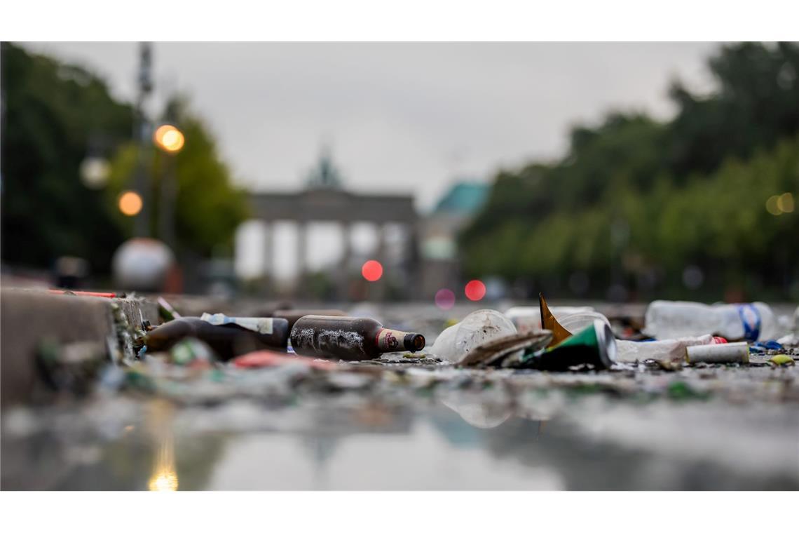 Der Tag nach der Party - Müll liegt nach der Technoparade "Rave the Plantet" auf der Straße des 17. Juni