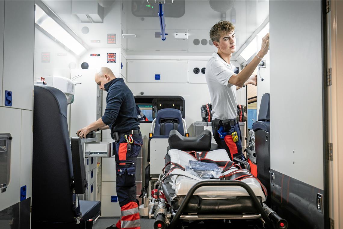 Der Tag von Dominik Brotzki (links) und Tim Maier beginnt mit einem Check-up, bei dem sie überprüfen, ob alle Medikamente noch haltbar und die Medizingeräte im Rettungswagen einsatzbereit sind. Fotos: Alexander Becher