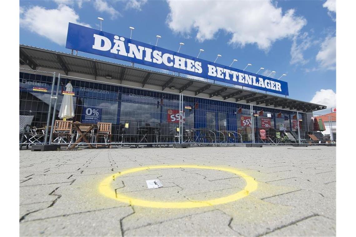 Viele Hinweise, aber keine heiße Spur zu RAF-Terroristen Der Tatort des Überfalls auf einen Geldtransporter auf dem Parkplatz vor einer Filiale des Dänischen Bettenlagers in Cremlingen. Foto: picture alliance / dpa