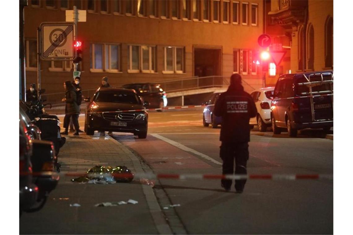 Mehrere Verletzte bei Auseinandersetzung in Ulm Der Tatort wurde großräumig abgesperrt. Laut der Polizei besteht keine Gefahr mehr für andere Menschen. Foto: Ralf Zwiebler/dpa