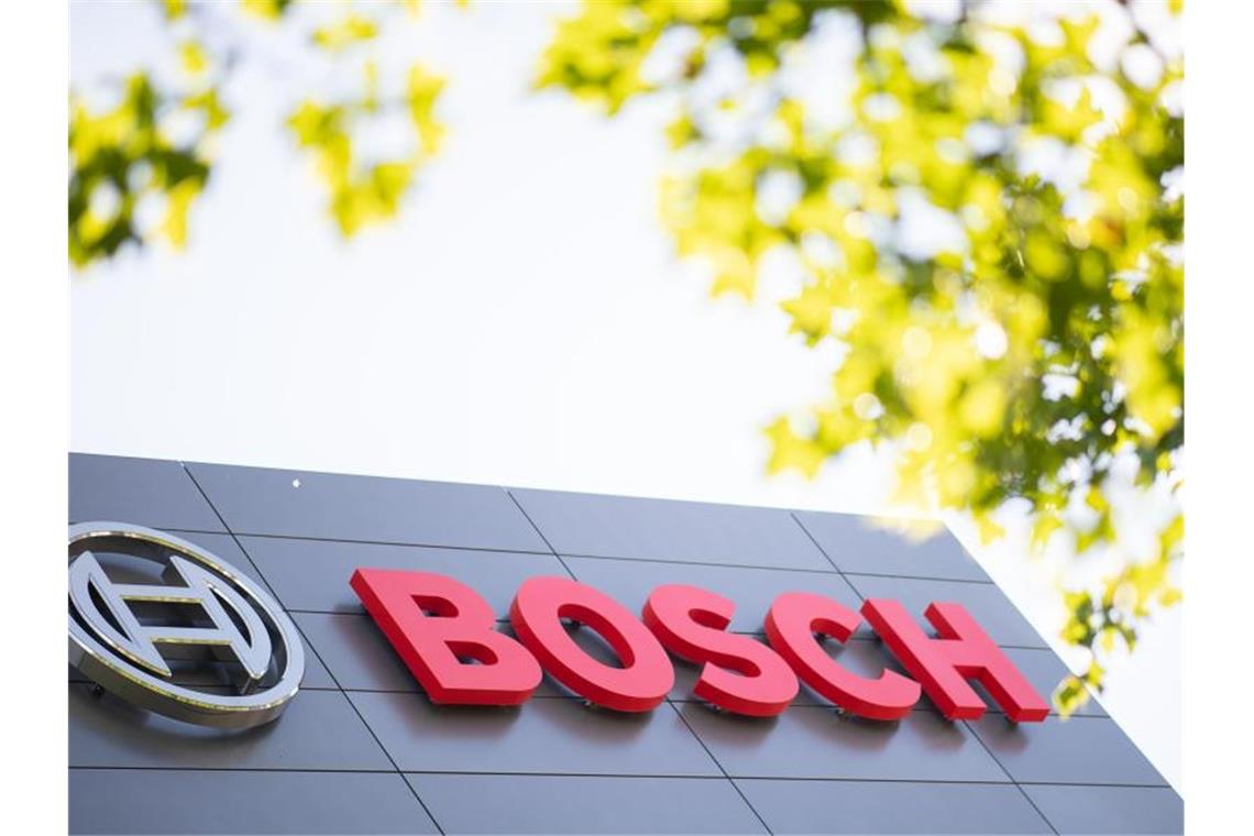 Bosch weist Vorwurf des ukrainischen Außenministers zurück Der Technologiekonzern und Autozulieferer Bosch hat den Vorwurf des ukrainischen Außenministers Dmytro Kuleba zurückgewiesen, Komponenenten für russische Infanteriefahrzeuge geliefert zu haben. Foto: Sebastian Gollnow/dpa