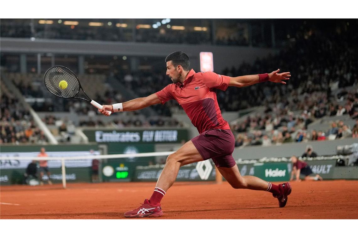 Der Tennis-Weltranglistenerste Novak Djokovic hat bei den French Open einen denkwürdigen Fünf-Satz-Krimi gewonnen. Der 37 Jahre alte Serbe verwandelte um 3:06 in der Nacht seinen ersten Matchball zum 7:5, 6:7 (6:8), 2:6, 6:3, 6:0 gegen den Italiener Lorenzo Musetti.