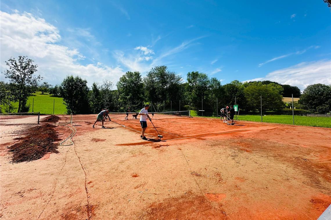 Der Tennisclub konnte im Sommer zwei seiner Plätze wiederherstellen. Zwei weitere werden nun für viel Geld erneuert. Foto: privat