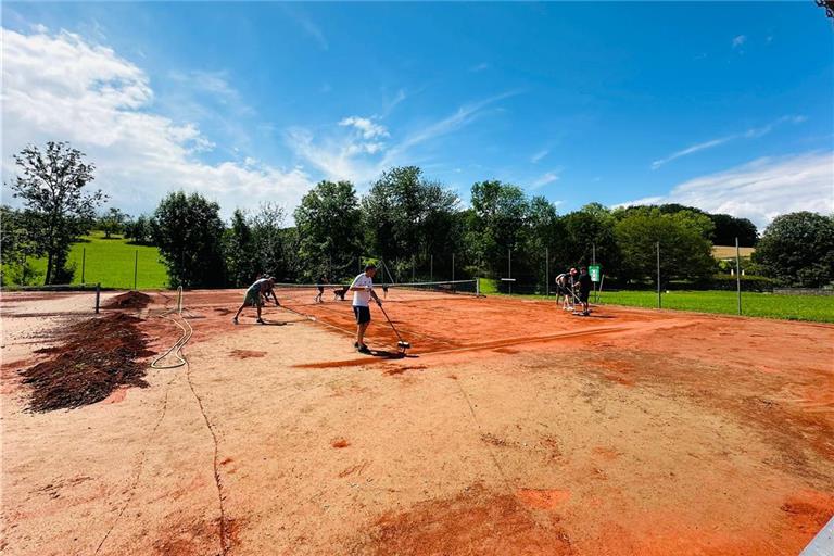 Der Tennisclub konnte im Sommer zwei seiner Plätze wiederherstellen. Zwei weitere werden nun für viel Geld erneuert. Foto: privat