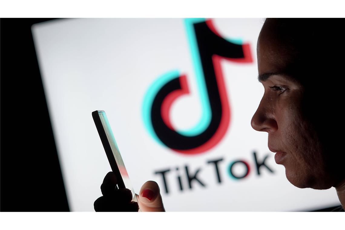 Der TikTok-Algorithmus schlägt den Nutzenden einen endlosen Strom aus Videos vor – doch wie oft sind sie politisch? (Symbolbild).