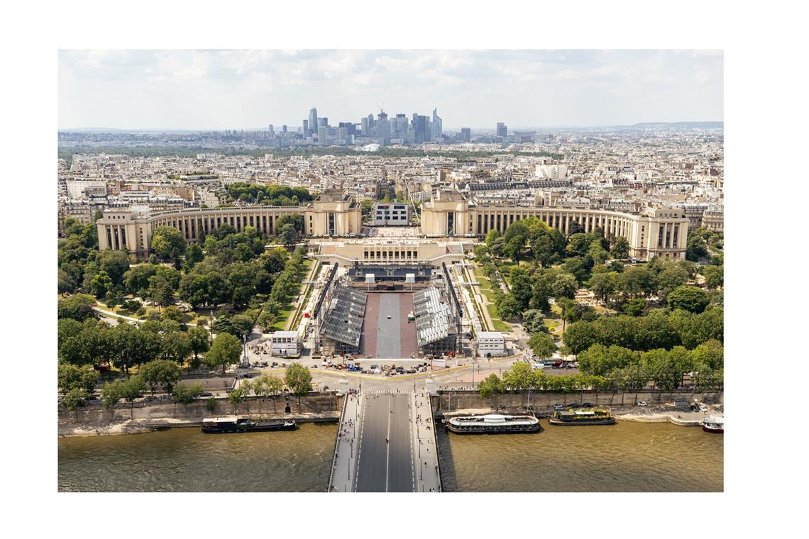 Der Tocadéro mit Blick bis La Defense befindet sich gegenüber des  Eiffelturmes.  Das  Ausstellungsgebäude Palais du Trocadéro  von 1878, geplant von  den  Architekten Gabriel Davioud und Jules Bourdais, erhielt seinen Namen nach dem auf der Halbinsel Isla del Trocadero liegenden Fort der Stadt Cádiz, das die Franzosen 1823 eingenommen hatten, um die absolutistische Monarchie in Spanien wieder einzusetzen. Im Jahr 2024 dient  Trocadéro als Veranstaltungsort für die Sportarten Triathlon, Straßenradsport und Leichtathletik (Marathon und 20 Kilometer Gehen). Das  Stadion ist eine temporäre Einrichtung, die speziell für die Spiele 2024 in Paris errichtet und abgebaut werden wird. . .