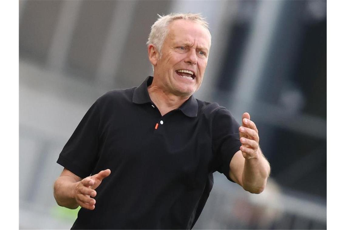 Der Trainer Christian Streich vom SC Freiburg gestikuliert am Spielfeldrand. Foto: Daniel Karmann/dpa/Archivbild