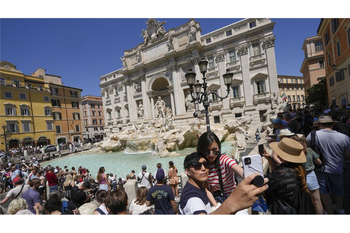 Der Trevi-Brunnen ist ein beliebter Selfie-Spot.