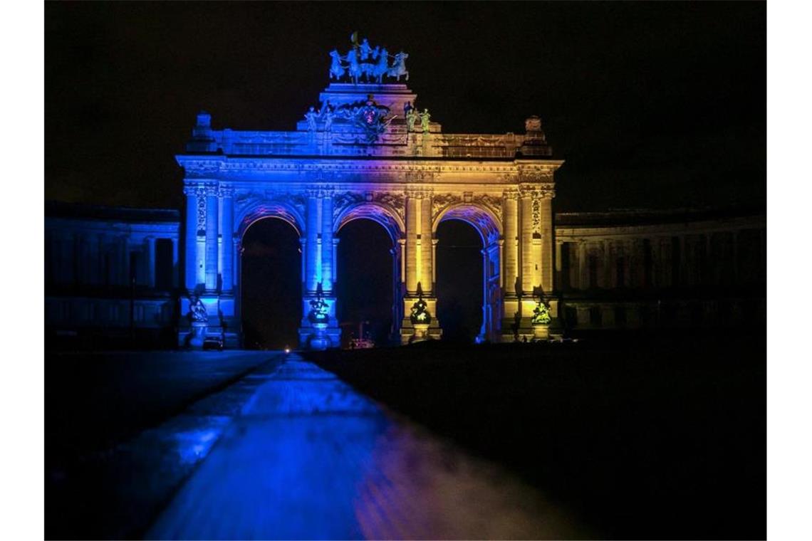 Der Triumphbogen im Jubelpark leuchtet in Gelb und Blau als Ausdruck der Solidarität mit der Ukraine nach dem Einmarsch Russlands. Foto: Hatim Kaghat/BELGA/dpa