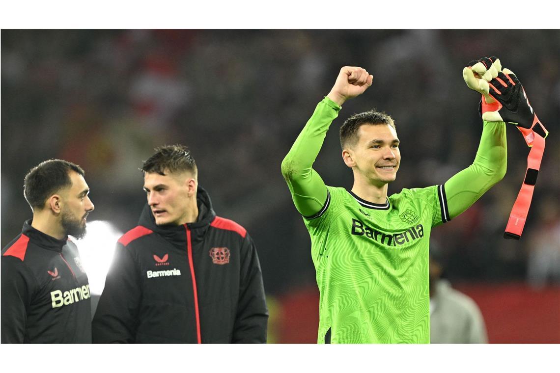 Der tschechische Torhüter von Bayer Leverkusen, Matej Kovar (r.), jubelt mit seinen Mannschaftskameraden nach dem Halbfinalspiel im DFB-Pokal.