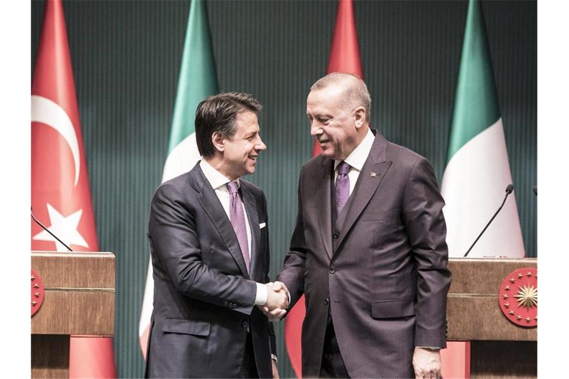 Merkel lädt für Sonntag zu Libyen-Treffen in Berlin ein Der türkische Präsident Recep Tayyip Erdogan (r) und Italiens Ministerpräsident Giuseppe Conte berieten am Montag über die Lage in Libyen. Italien ist die ehemalige Kolonialmacht, die Türkei entsandte unlängst Truppen nach Libyen. Foto: Filippo Attili/Governo Italiano/dpa