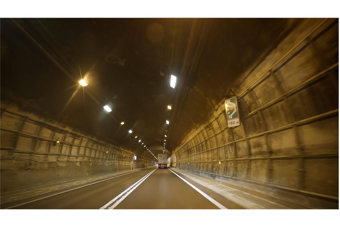 Der Tunnel wurde vor 60 Jahren erbaut, ist 11,6 Kilometer lang und wird täglich von tausenden Fahrzeugen durchfahren.