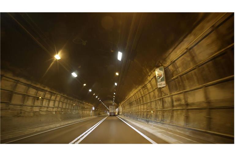 Der Tunnel wurde vor 60 Jahren erbaut, ist 11,6 Kilometer lang und wird täglich von tausenden Fahrzeugen durchfahren.