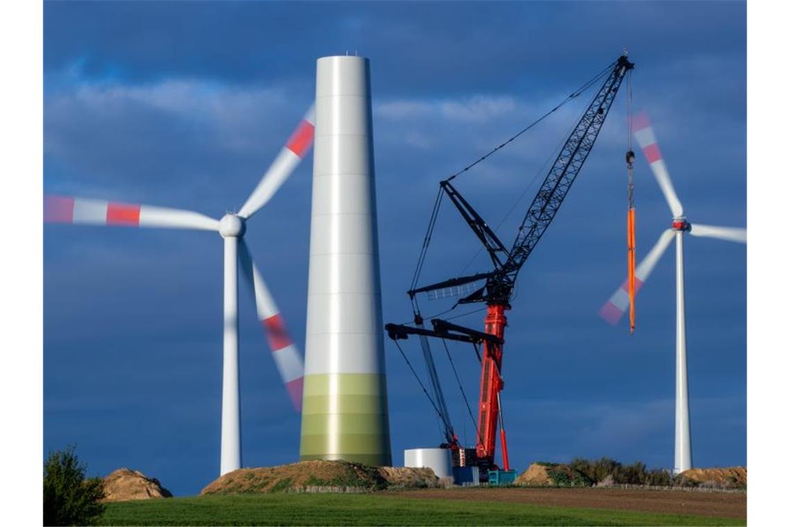 Deutschland holt im Klimaschutz auf - Ringen auf der COP26 Der Turm für eine neue Windkraftanlage wird in einem bestehenden Windpark in der Nähe von Wismar errichtet. Foto: Jens Büttner/dpa-Zentralbild/dpa