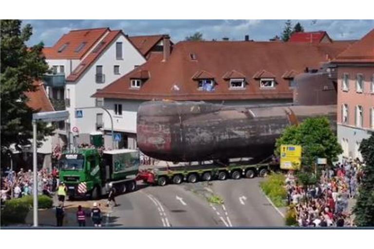 Der U17-Transport durchquert die  Ortsmitte von Bad Rappenau. Das Technikmuseum Sinsheim zeigt das aufregende Manöver auf seinem Instagram-Auftritt.