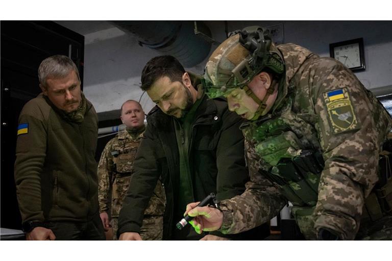 Der ukrainische Präsident Wolodymyr Selenskyj (3. v. l.) mit seinem Oberbefehlshaber Olexander Syrskyj (r), der als Kopf hinter dem Vorstoß auf russisches Gebiet gilt. (Archivbild)