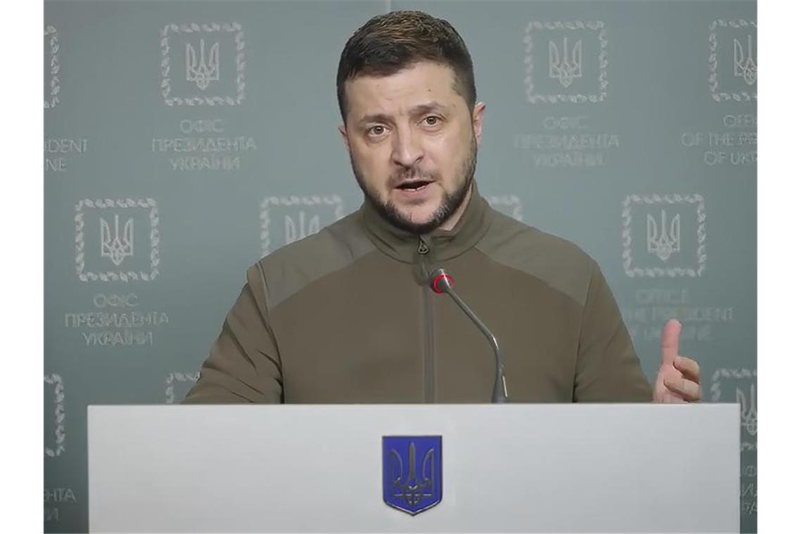 Krieg gegen die Ukraine: So ist die Lage Der ukrainische Präsident Wolodymyr Selenskyj bei einer Videoansprache. Foto: Uncredited/Ukrainian Presidential Press Office/AP/dpa