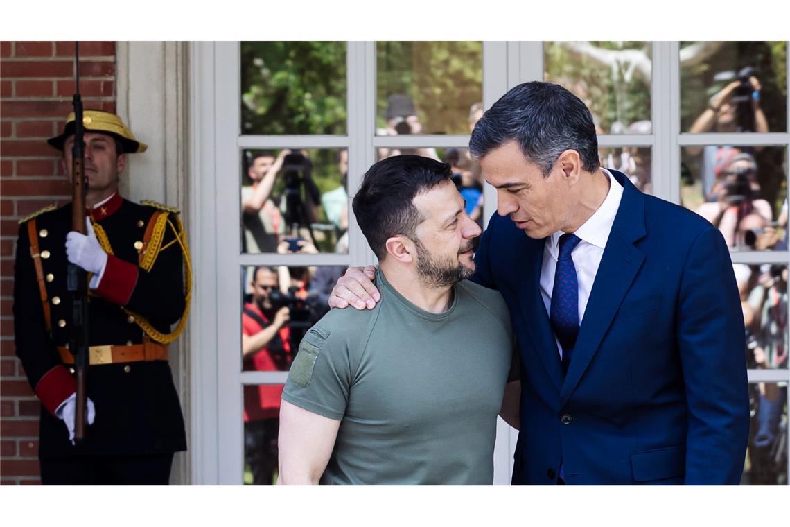 Der ukrainische Präsident Wolodymyr Selenskyj ist zu Besuch in Spanien und wird von dem spanischen Ministerpräsident Pedro Sanchez in Madrid begrüßt.
