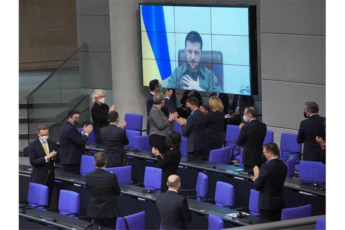 Ukrainischer Präsident verlangt mehr Hilfe von Deutschland Der ukrainische Präsident Wolodymyr Selenskyj spricht per Video zu den Abgeordneten im Bundestag. Foto: Michael Kappeler/dpa