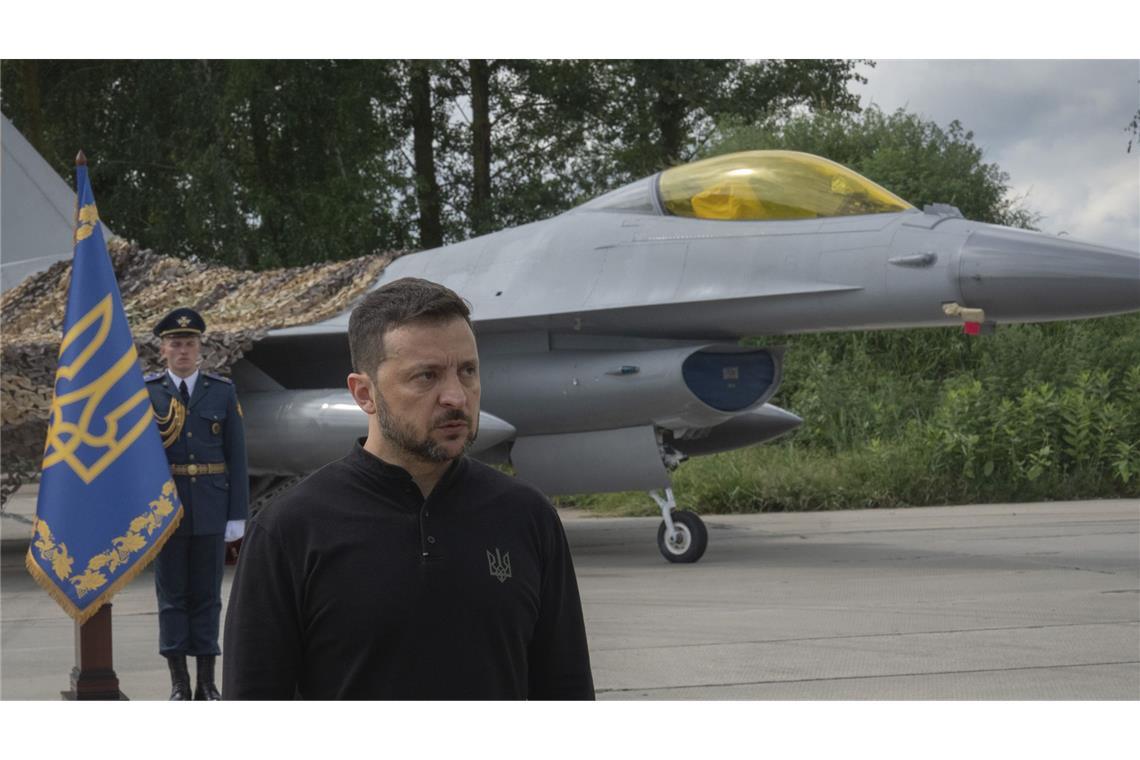 Der ukrainische Präsident Wolodymyr Selenskyj steht vor einem Kampfjet des Typs F-16 der ukrainischen Luftwaffe.