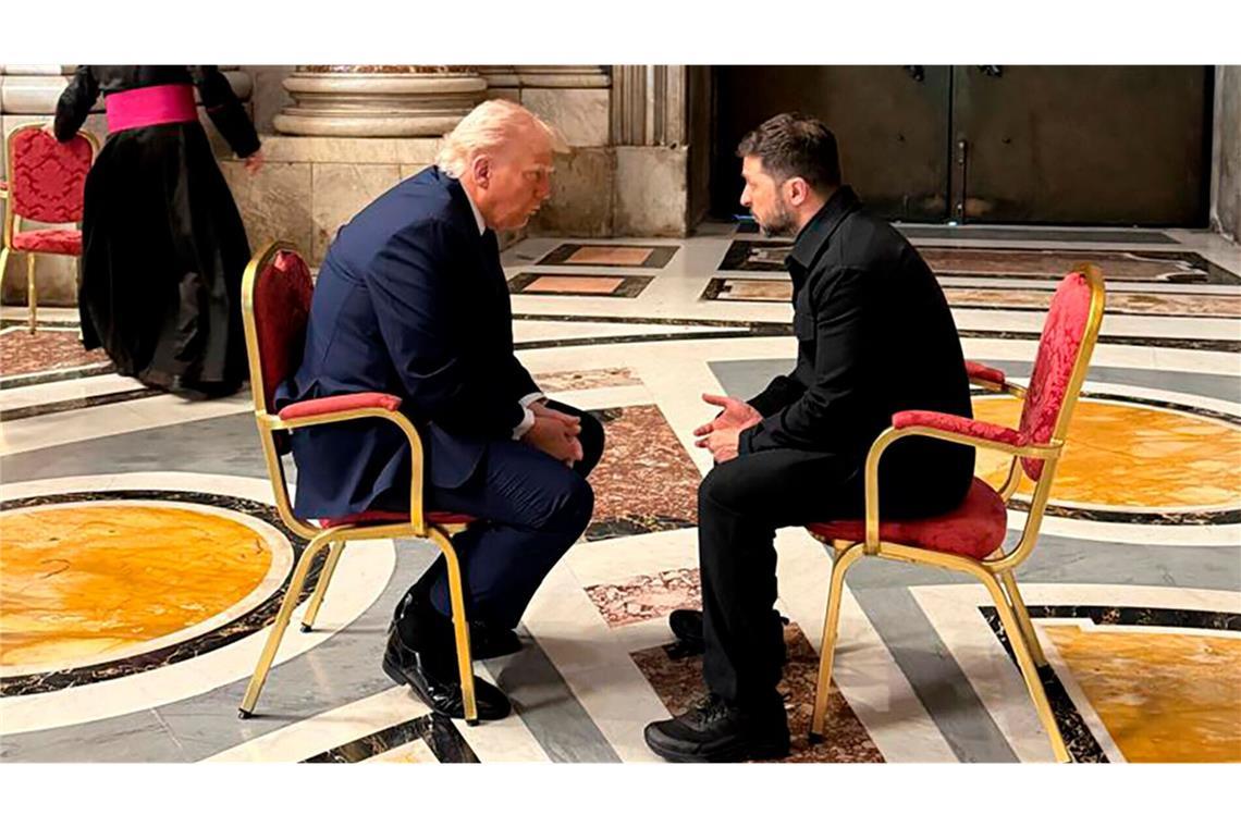 Kiew rechnet mit Unterzeichnung des Rohstoffabkommens mit den USA Der ukrainische Präsident Wolodymyr Selenskyj und US-Staatsoberhaupt Donald Trump haben sich am Rande der Beisetzung von Papst Franziskus unterhalten.