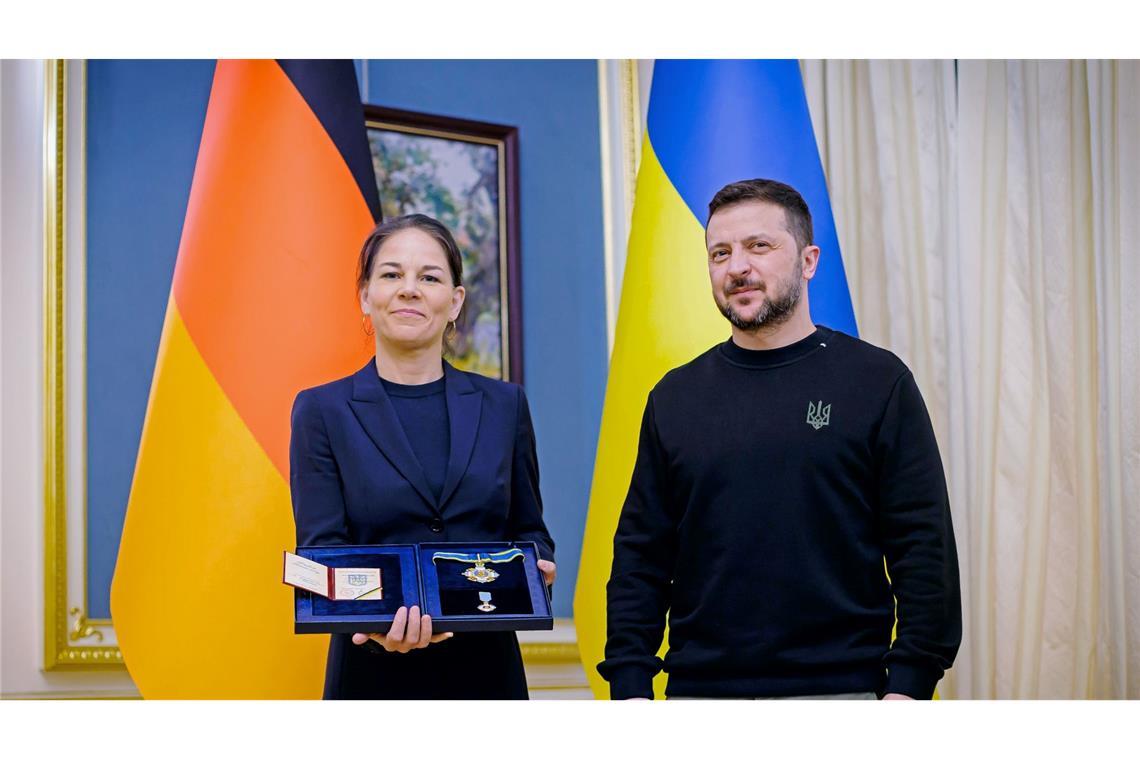 Der ukrainische Präsident Wolodymyr Selenskyj zeichnete Außenministerin Annalena Baerbock mit dem Jaroslaw-Orden aus.