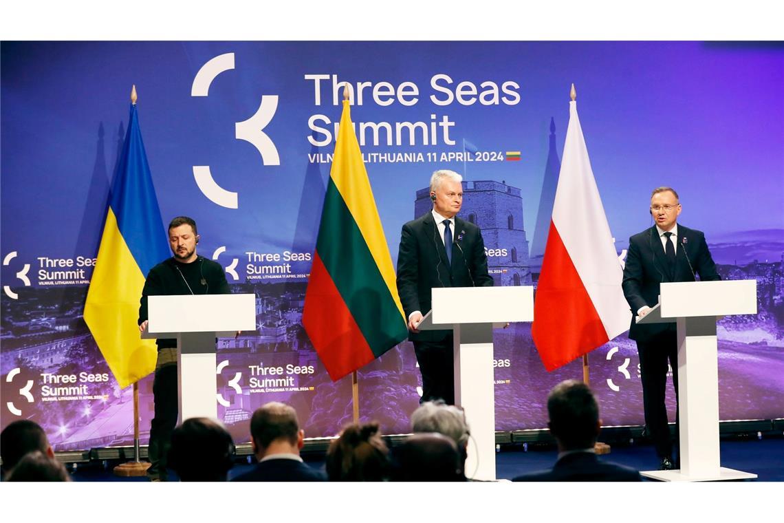 Der ukrainische Präsident Wolodymyr Selenskyj (l-r), der litauische Präsident Gitanas Nauseda und der polnische Präsident Andrej Duda auf dem Gipfel der Drei-Meeres-Initiative in Vilnius.
