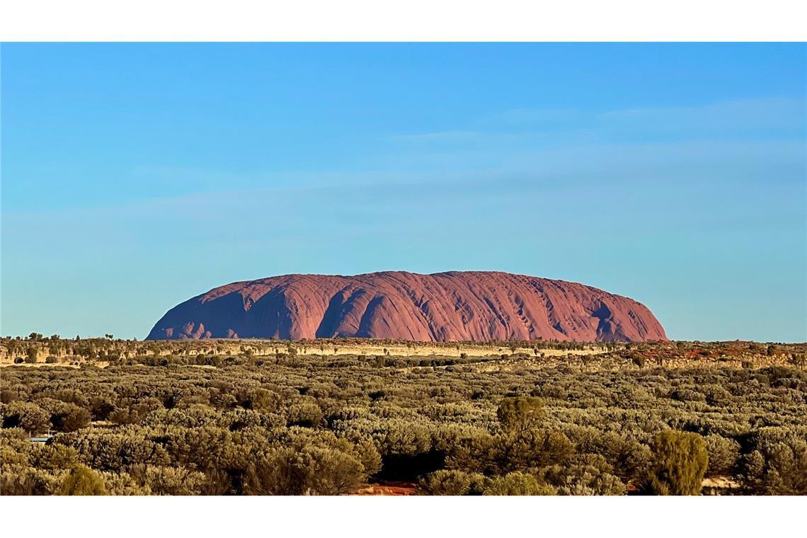 Der Uluru ist der heilige Berg der Anangu und ragt mitten aus dem Outback.