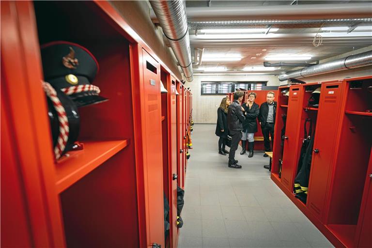 Der Umkleidetrakt der Männer mit Feuerwehr-roten Spinden. Die Damen und die Jugend haben eigene Umkleideräume. Fotos: Alexander Becher