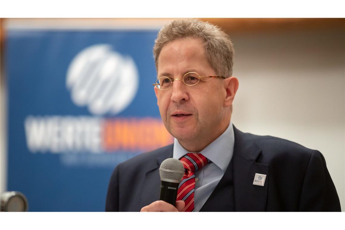 Der umstrittene Politiker Hans-Georg Maaßen soll bei einem Treffen von National-Konservativen in Brüssel auftreten. Doch nach Protesten der Öffentlichkeit ist unsicher, ob die Veranstaltung überhaupt stattfindet.