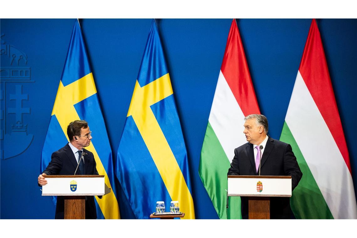Der ungarische Premierminister Viktor Orban (r) spricht mit dem schwedischen Premierminister Ulf Kristersson während einer Pressekonferenz in Budapest.