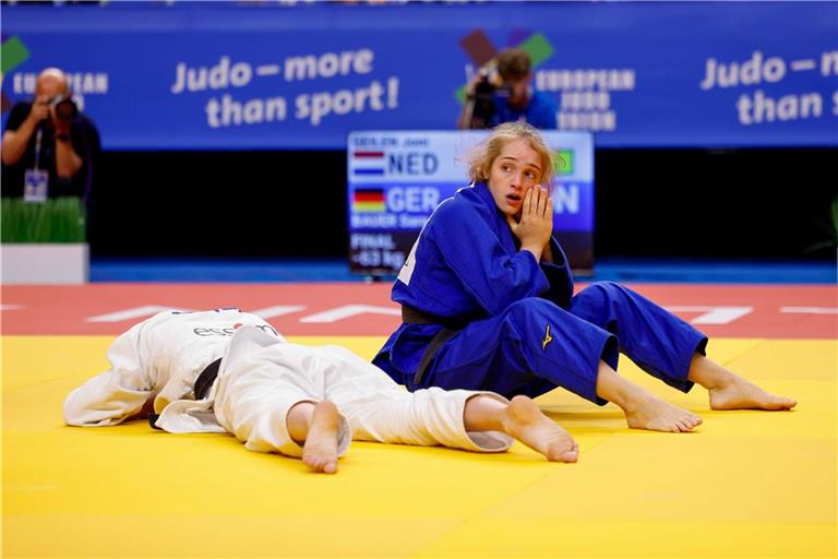 Der ungläubige Blick zum Trainer: Sara-Joy Bauer ist U-21-Europameisterin.