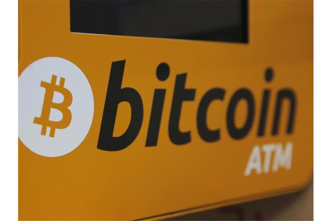 Krypto-Offensive von Tesla schickt Bitcoin auf Rekordhoch Der US-Elektroautobauer Tesla öffnet sich für digitale Währungen. Foto: Kin Cheung/AP/dpa/Symbolbild