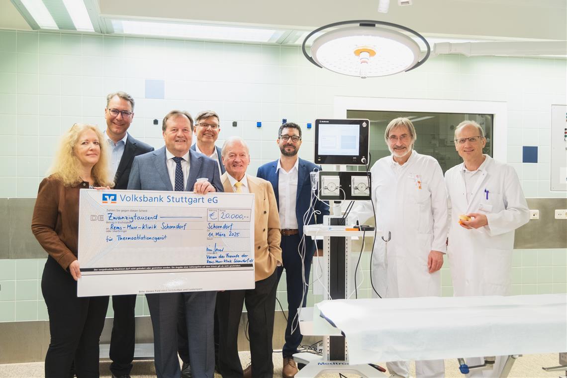 Der Verein der Freunde der Rems-Murr-Klinik Schorndorf unterstützt das Klinik-Team mit neuer Technologie (von links): Silke Palmer, Richard Sigel, Dieter Retter, Rainer Pfrommer, Wolfgang Weigold, Giancarlo Cannavò, Jürgen Nothwang und Frank Balz. Foto: Bebop Media