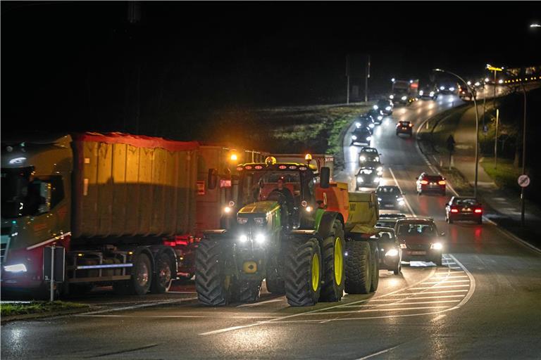 Der Verkehr auf dem Autobahnzubringer rollt nur ganz langsam. Foto: Alexander Becher