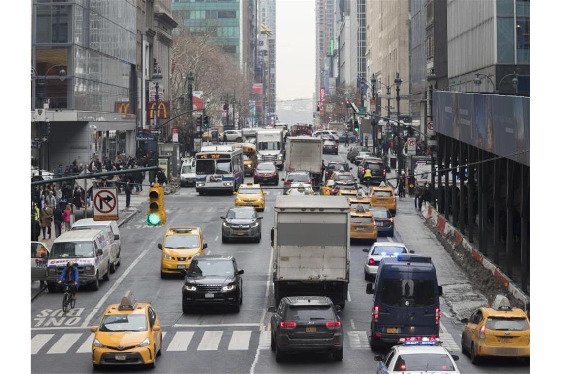 New Yorker Taxi-Gesetze verbessern die Luft Der Verkehr staut sich auf der 42nd Street in New York. Gesetze für eine umweltfreundlichere Taxiflotte in New York haben tatsächlich zu einer besseren Luft geführt. Foto: Mary Altaffer/AP