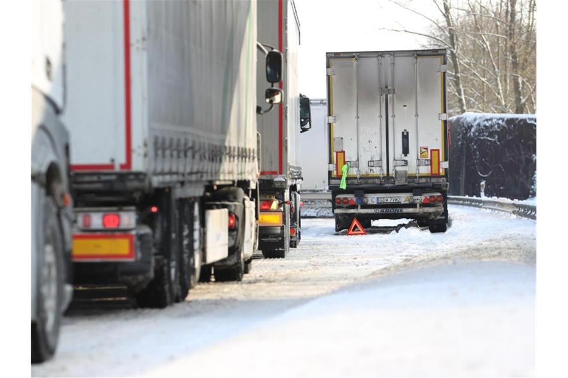 Das Extrem-Winterwetter hält an Der Verkehr staut sich auf der B66, einer Zufahrt zur Autobahn A2, nahe der Auffahrt Dortmund/Paderborn. Auf dem Seitenstreifen ist ein Lkw liegengeblieben. Foto: Friso Gentsch/dpa