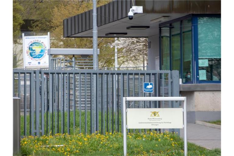 Der versperrte Eingang zur Landeserstaufnahmeeinrichtung für Flüchtlinge in Ellwangen. Foto: Stefan Puchner/dpa/Archivbild