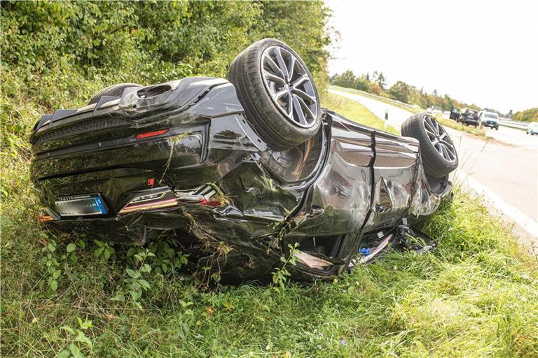 Der verunfallte Audi kam auf dem Dach zum Liegen. Foto: 7aktuell.de | Simon Adomat