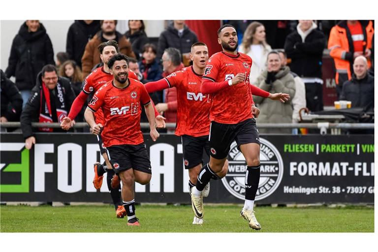 Der verwandelte Elfmeter von Emmanuel McDonald (re.) sichert dem 1. Göppinger SV das 1:0 gegen den SC Freiburg II.  
Archivfoto: IMAGO/Eibner/IMAGO/Eibner-Pressefoto/Bernd Leitner