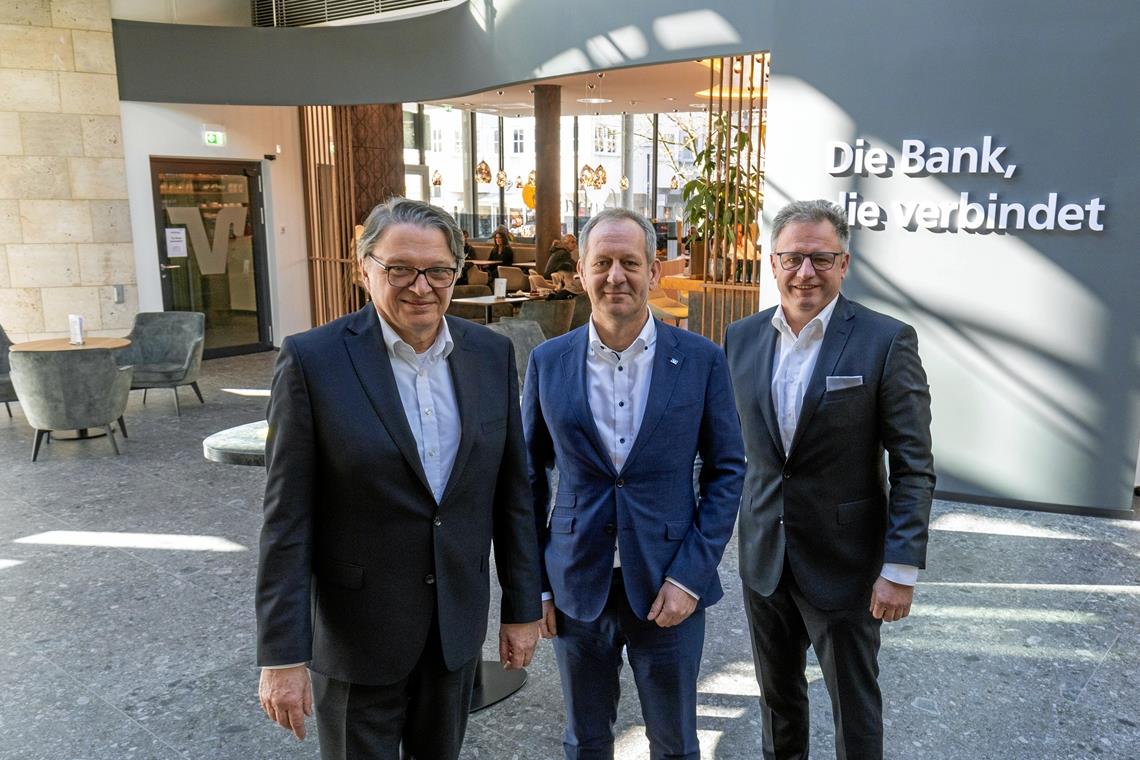 Der Volksbank-Vorstand in der neu gestalteten Backnanger Kundenhalle, zu der jetzt auch ein Café gehört (von links): Jürgen Beerkircher, Wolfgang Matt und Jürgen Schwab. Foto: Alexander Becher