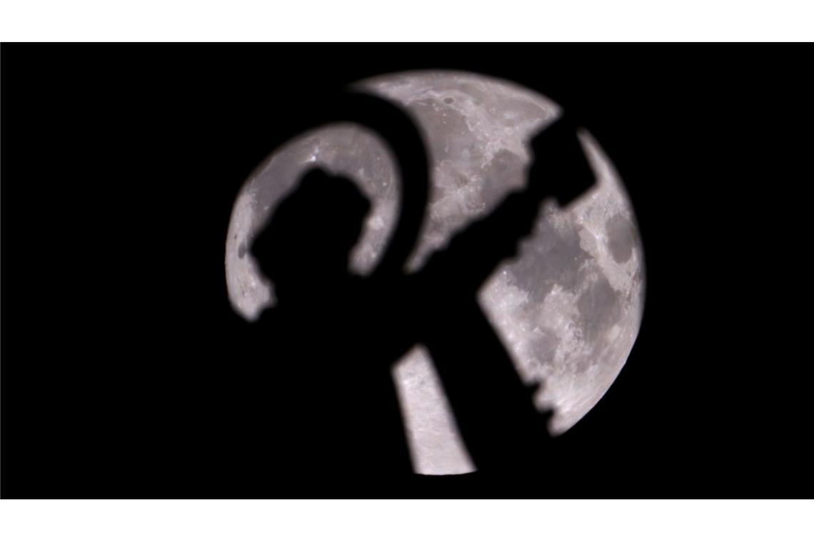 Der Vollmond hinter dem Münchner Kind auf dem Odeonsplatz.