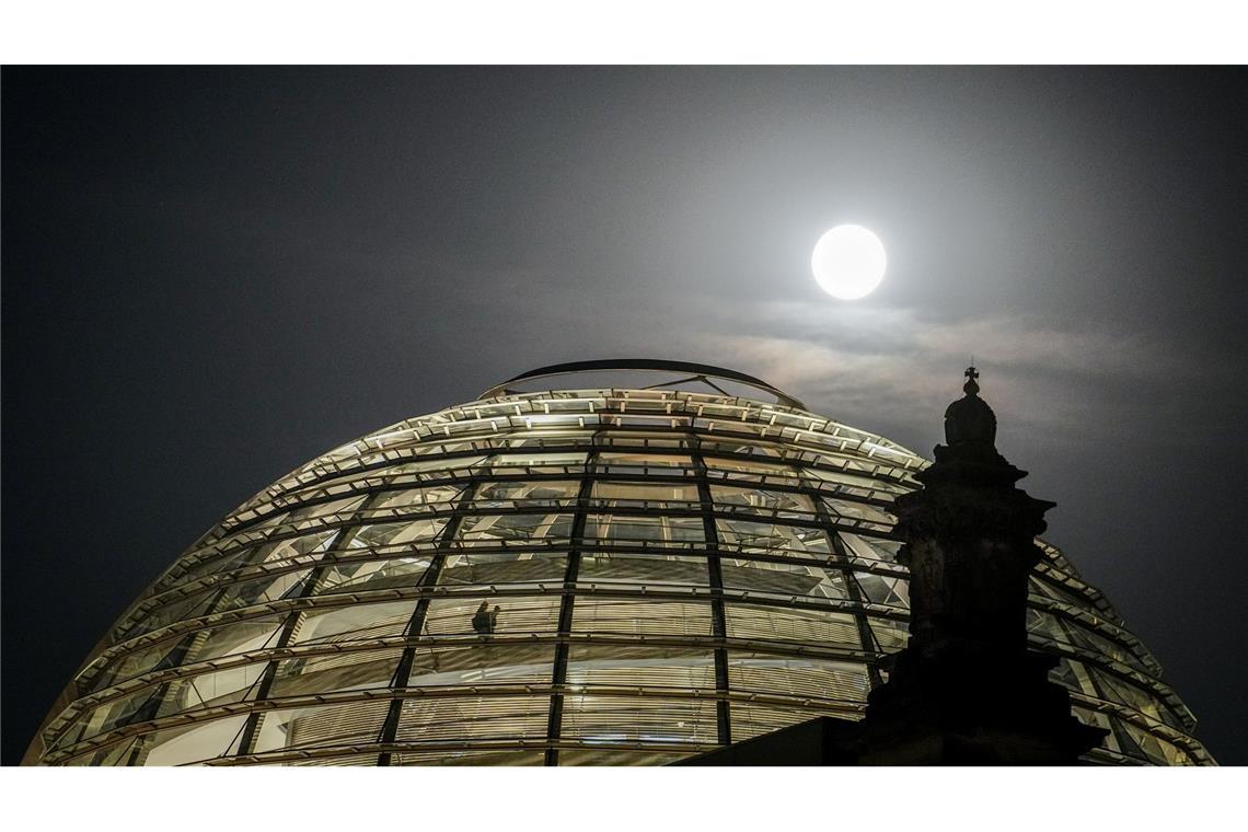 Der Vollmond leuchtete hell über der Kuppel des Reichstagsgebäudes.