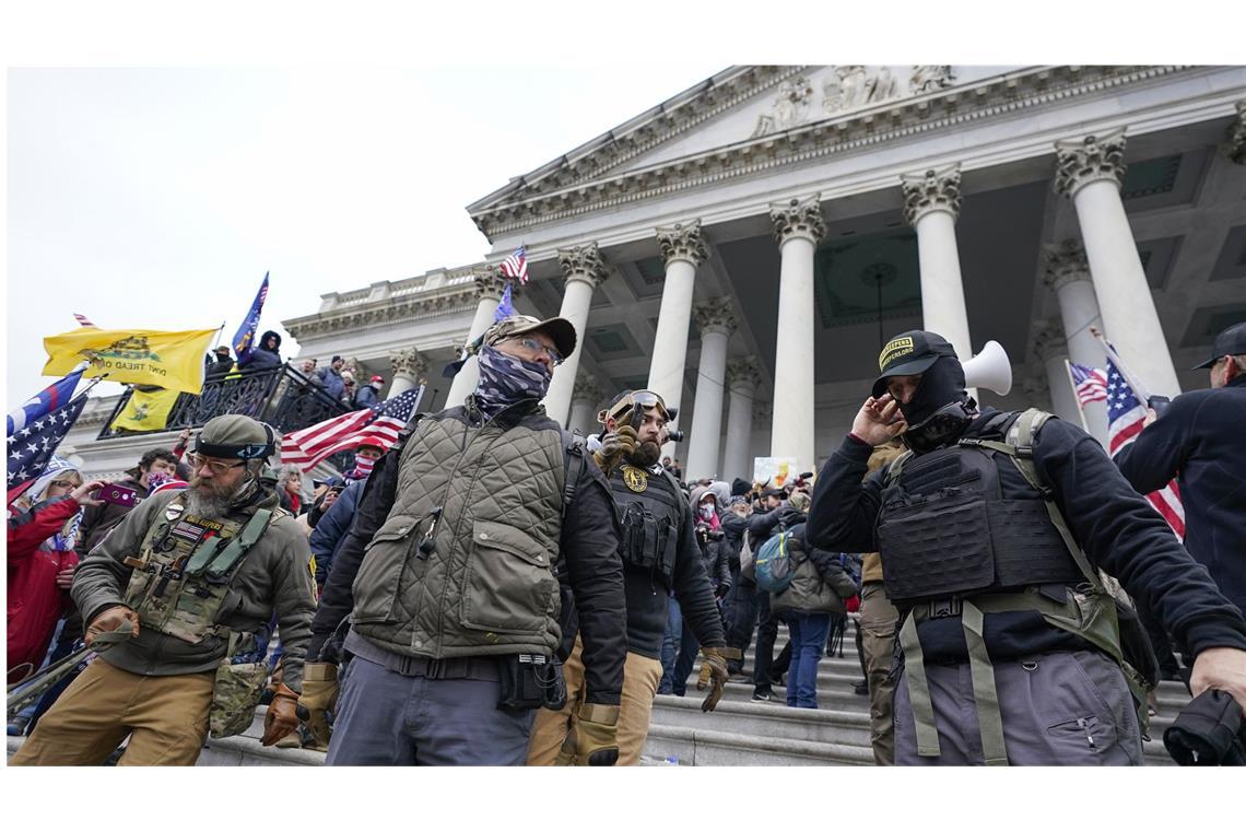 Der vom früheren US-Präsidenten Donald Trump angeheizte Sturm auf das Kapitol in Washington (Archivbild vom 7. Januar 2021). Viele in den USA fürchten, dass sich ähnliche Ereignisse bei oder nach der diesjährigen Präsidentschaftswahl am 5. November wiederholen könnten.