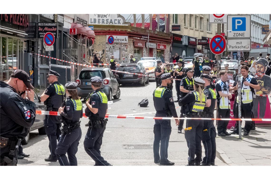 Der vor Gericht stehende 39-Jährige soll auf der Reeperbahn mit einem Hammer auf Passanten und Polizisten losgegangen sein. (Archivfoto)